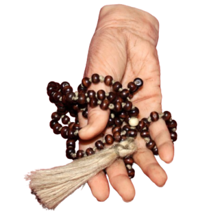 Mala Tibetano con 108 perline in Legno di Pino e Guru in Osso Tibetano, perfetto per meditazione e pratiche spirituali di radicamento e purificazione.